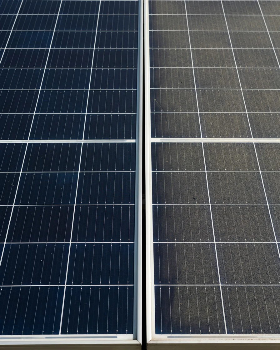 Confronto ravvicinato tra un pannello fotovoltaico pulito e uno coperto da polvere e sporco